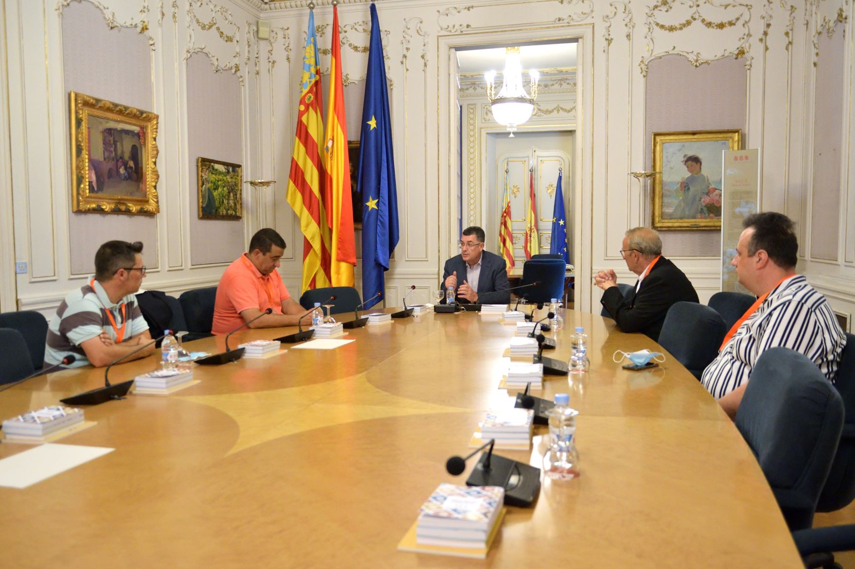 Reunión con los artistas falleros y "foguerers"