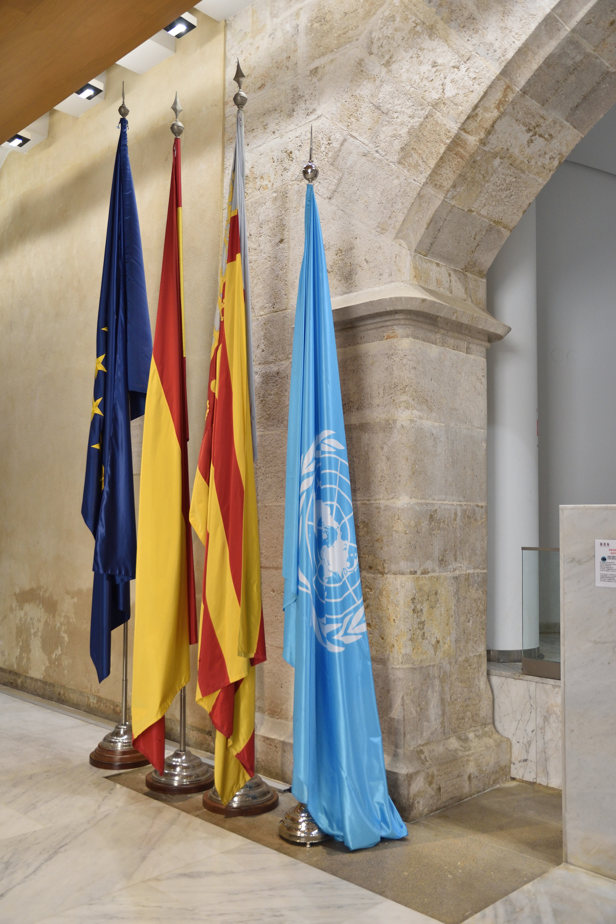 Bandera de l'ONU a les Corts Bandera de l'ONU a les Corts