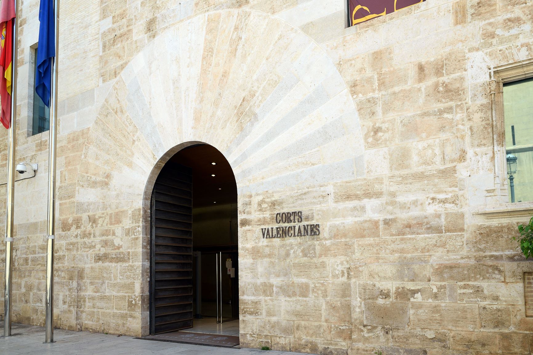 Porta principal de les Corts Valencianes