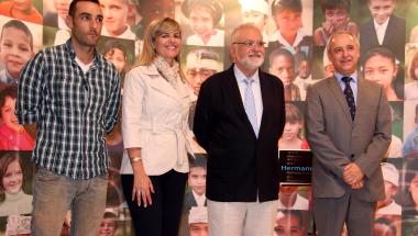 Les Corts acull l'exposició "Germans" organitzada per Aldeas Infantiles Les Corts acull l'exposició "Germans" organitzada per Aldeas Infantiles