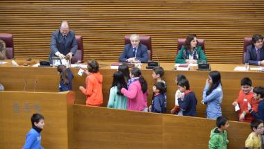 Els xiquets es comprometen en les Corts a ajudar les persones desfavorides