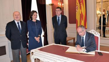 L'ambaixador signant al llibre d'honor de les Corts L'ambaixador signant al llibre d'honor de les Corts