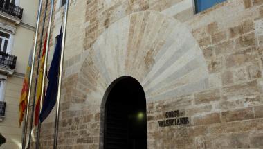 Las banderas de Les Corts ondean a media asta en señal de luto