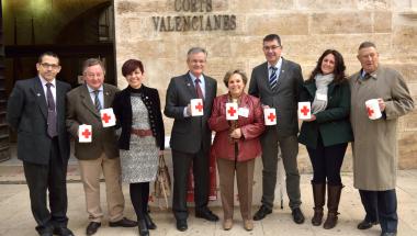 El President amb els voluntaris de Creu Roja El President amb els voluntaris de Creu Roja