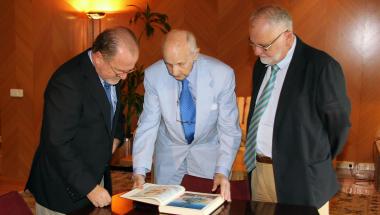 Grisolía entrega la memoria del CVC al presidente de Les Corts Grisolía entrega la memoria del CVC al presidente de Les Corts