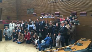 El President, amb els estudiants a l'hemicicle El President, amb els estudiants a l'hemicicle