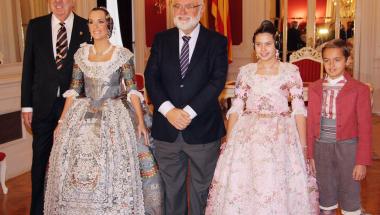 El presidente de Les Corts ha recibido a las falleras mayores de la falla Convento Jerusalén