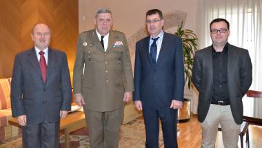 Els membres de la Mesa amb el tinent general Comas Els membres de la Mesa amb el tinent general Comas