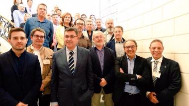 Els representants dels grups que han aprovat la proposició de llei amb les entitats que reclamen la tornada de RTVV Els representants dels grups que han aprovat la proposició de llei amb les entitats que reclamen la tornada de RTVV
