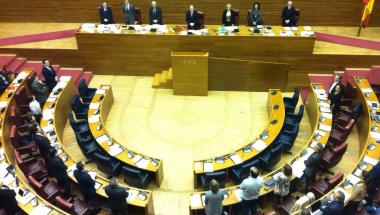 Les Corts guardan un minuto de silencio por las víctimas del accidente aéreo