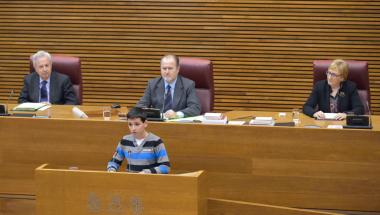 Un niño reivindica en Les Corts los derechos de la infancia