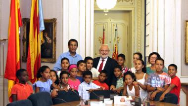 Niños saharauis visitan Les Corts