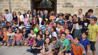 La Mesa de les Corts amb la visita d'una escola La Mesa de les Corts amb la visita d'una escola