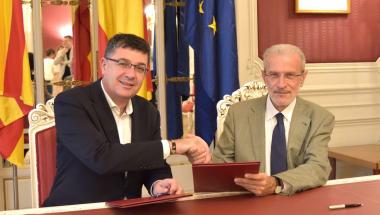 Les Corts i la Universitat signen un conveni per a les pràctiques formatives dels estudiants Les Corts i la Universitat signen un conveni per a les pràctiques formatives dels estudiants