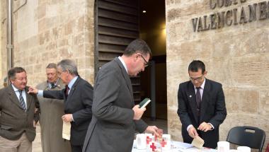 Les Corts se solidaritzen amb Creu Roja i la campanya de suport als refugiats Les Corts se solidaritzen amb Creu Roja i la campanya de suport als refugiats