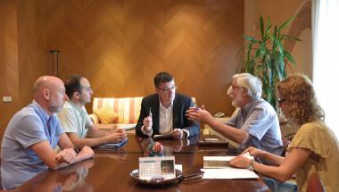 La Plataforma Cívica Valenciana per la Custòdia Compartida lliura les seues reivindicacions al President de Les Corts La Plataforma Cívica Valenciana per la Custòdia Compartida lliura les seues reivindicacions al President de Les Corts