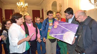 ADIEM-Vega Baja coneix la història de les Corts i regala un quadre a la institució ADIEM-Vega Baja coneix la història de les Corts i regala un quadre a la institució