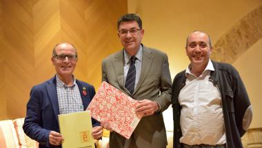 El President de les Corts rep a la direcció d’Escola Valenciana i destaca el seu treball “exemplar” per l’ensenyament en valencià El President de les Corts rep a la direcció d’Escola Valenciana i destaca el seu treball “exemplar” per l’ensenyament en valencià