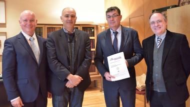 La Universitat d’Alacant lliura un exemplar de la revista de la University of California on s’ha publicat una conferència del President de Les Corts La Universitat d’Alacant lliura un exemplar de la revista de la University of California on s’ha publicat una conferència del President de Les Corts