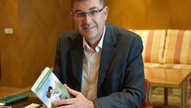 El President de les Corts dóna el seu suport a la campanya “Llegir en Valencià” El President de les Corts dóna el seu suport a la campanya “Llegir en Valencià”