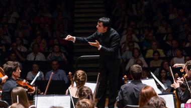 Francisco Valero-Terribas dirigeix el concert institucional del 25 d’abril a la Llotja de València Francisco Valero-Terribas dirigeix el concert institucional del 25 d’abril a la Llotja de València