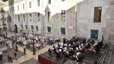 Gran afluència de visitants a les Corts i al concert de la banda de jubilats Gran afluència de visitants a les Corts i al concert de la banda de jubilats