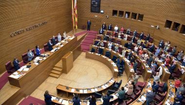 L’informe jurídic de Les Corts defensa que no es poden reduir els senadors territorials fins una nova legislatura valenciana L’informe jurídic de Les Corts defensa que no es poden reduir els senadors territorials fins una nova legislatura valenciana