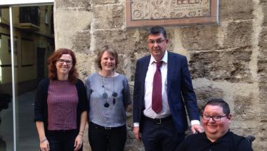 Morera destaca la voluntat de les Corts d’obrir les portes a la participació de persones amb diferents capacitats Morera destaca la voluntat de les Corts d’obrir les portes a la participació de persones amb diferents capacitats