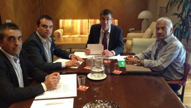 Les autoescoles valencianes informen dels problemes del sector al President de les Corts Les autoescoles valencianes informen dels problemes del sector al President de les Corts