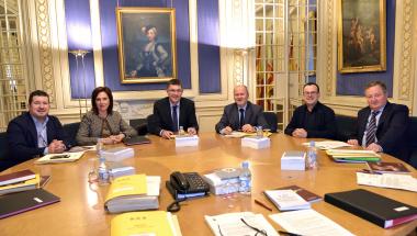 La Mesa de Les Corts encarrega un informe jurídic per defensar els sis senadors territorials La Mesa de Les Corts encarrega un informe jurídic per defensar els sis senadors territorials