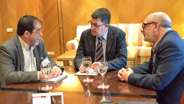 El President de les Corts rep als representants dels malalts renals i trasplantats per a conèixer les seues inquietuds El President de les Corts rep als representants dels malalts renals i trasplantats per a conèixer les seues inquietuds