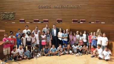 Els xiquets sahrauís de “Vacances en Pau” visiten el parlament Els xiquets sahrauís de “Vacances en Pau” visiten el parlament
