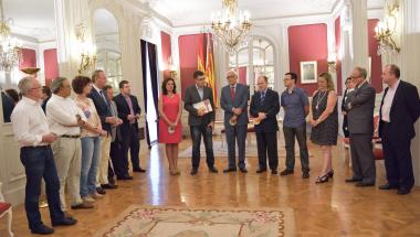 El Síndic de Greuges lliura a les Corts l’informe anual de 2014 El Síndic de Greuges lliura a les Corts l’informe anual de 2014