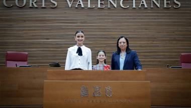 La presidenta de les Corts rep a les Falleres Majors de València