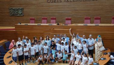 Les Corts Valencianes reben a un grup de xiquets sahrauís del programa Vacacions en Pau