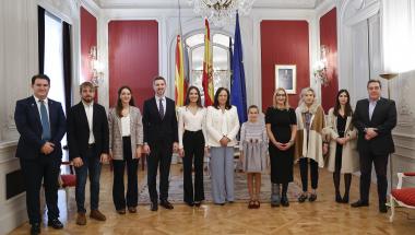 Llanos Massó rep en les Corts Valencianes a les Falleres Majors de València