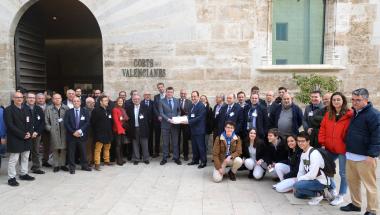 Imatge d'una concentració de l'AJV a les portes de les Corts