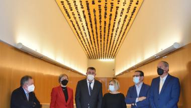 Carmen Calvo y la obra "Ordenación de formas", en el techo de les Corts