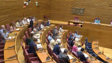 Imagen del encuentro en el hemiciclo de les Corts
