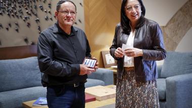 Les Corts Valencianes reconocen a Julián García, el conserje del edificio incendiado en Campanar Les Corts Valencianes reconocen a Julián García, el conserje del edificio incendiado en Campanar