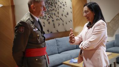 Llanos Massó rep al tinent general Luis Sáez Rocandi, nou cap del CGTAD