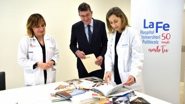 Moment de la donació de llibres en la Fe