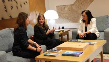 La presidenta de les Corts Valencianes, Llanos Massó, recibe a la embajadora de Israel